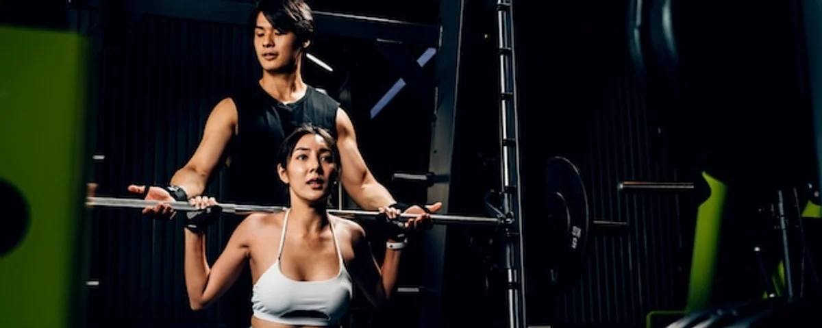 preparation before a heavy lift in gym with partner support