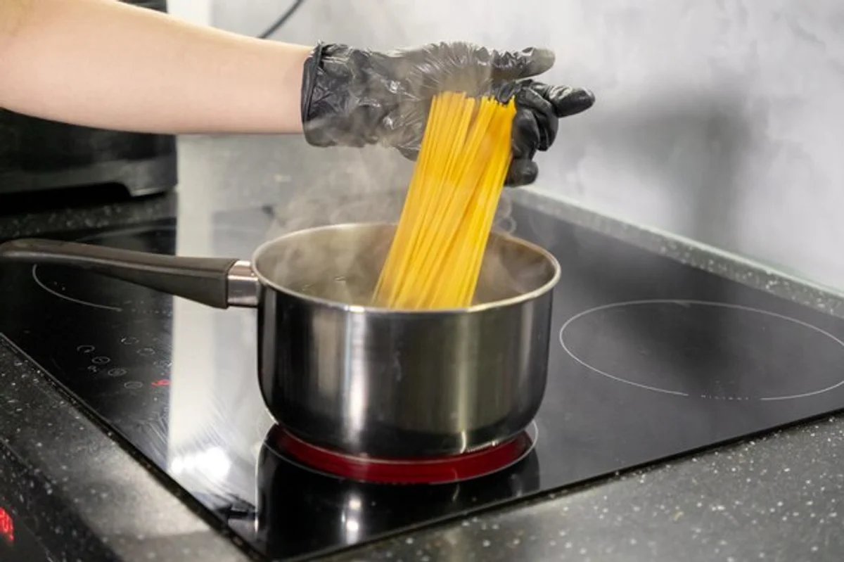 pasta cooking in small pot minimal water