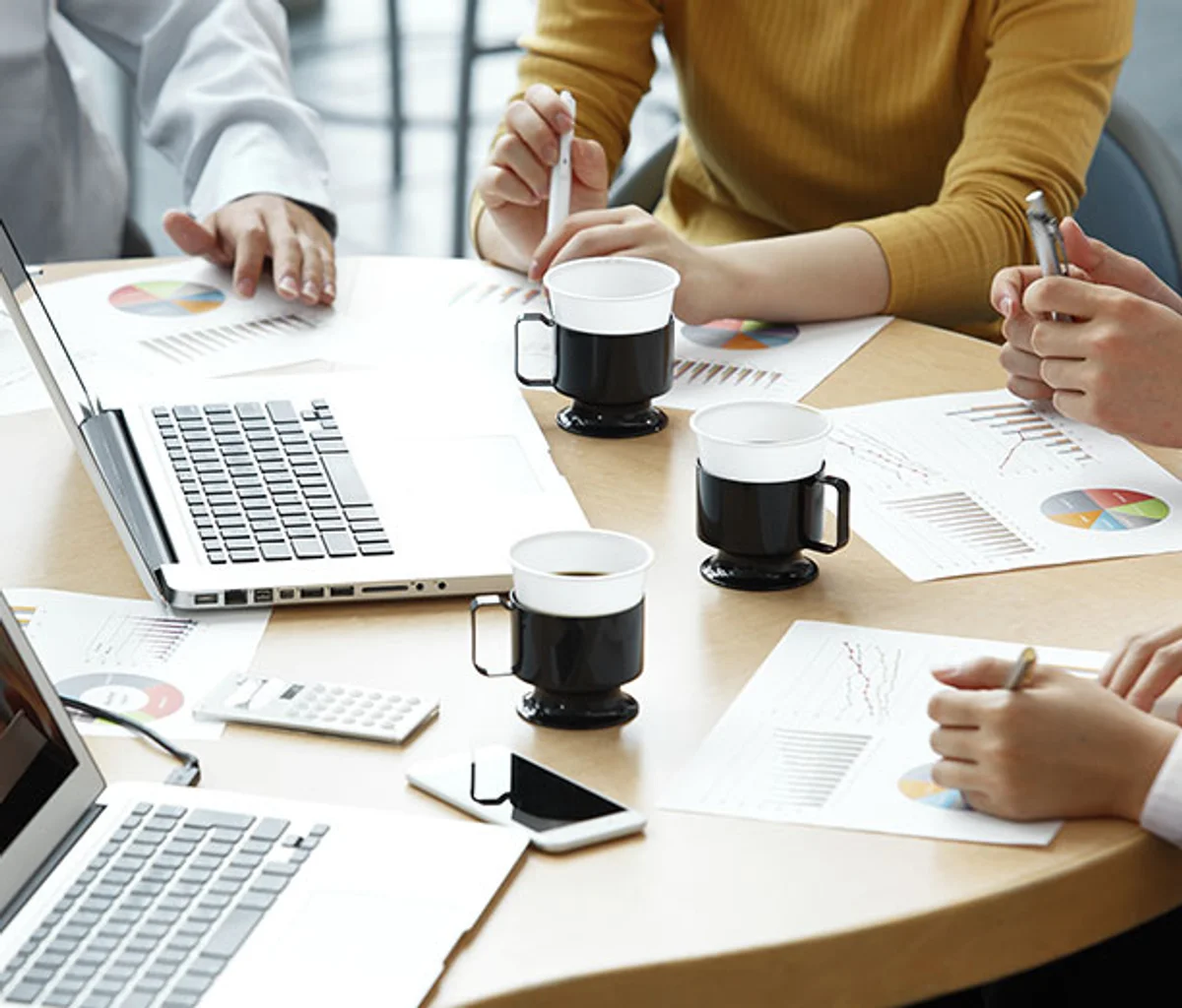 Kaffee und Pillen Fokussierung Büro Alltag