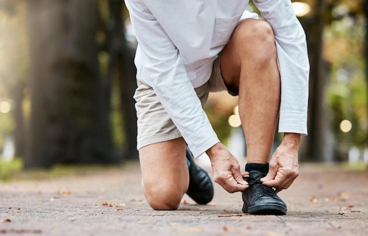 runner tying shoes motivation morning routine