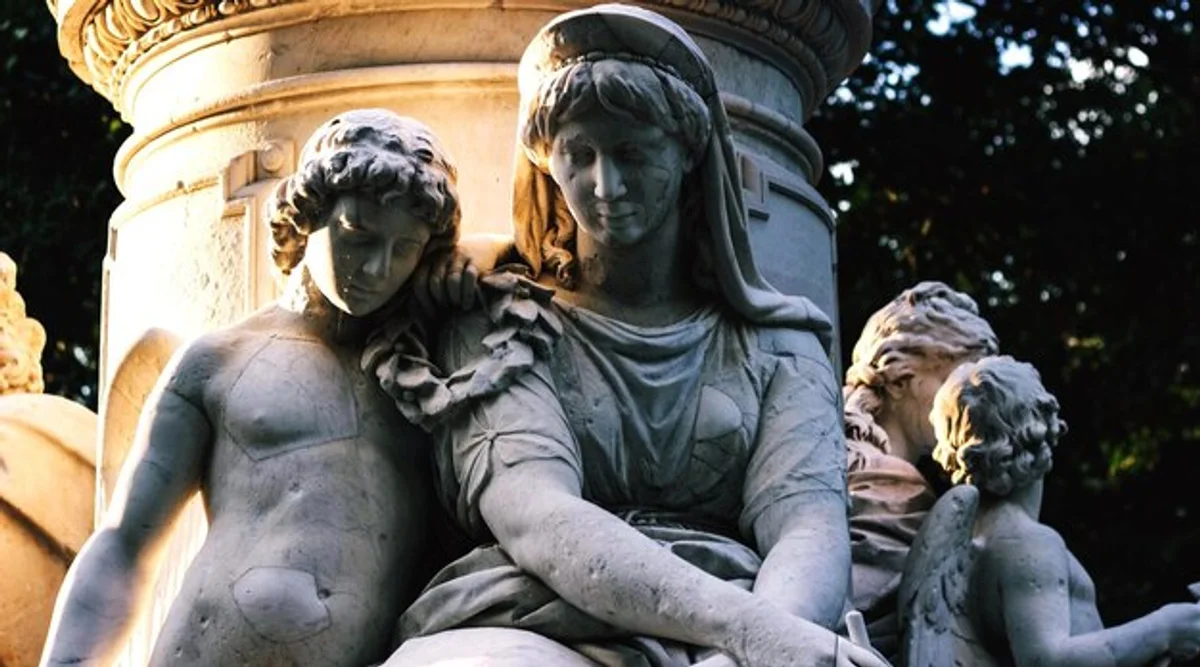 goethe sculpture with students reading