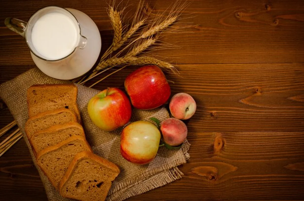 berries healthy snack natural satiety on desk