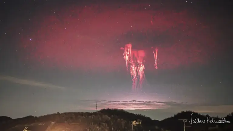Ein seltener Blick: Italienischer Fotograf fängt gleich zwei atmosphärische Phänomene ein