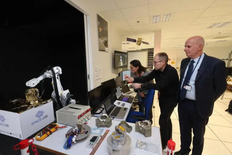 Thales Alenia Space entwickelt ein robotisiertes „Tankstellensystem“ zur Reparatur von Satelliten in Cannes