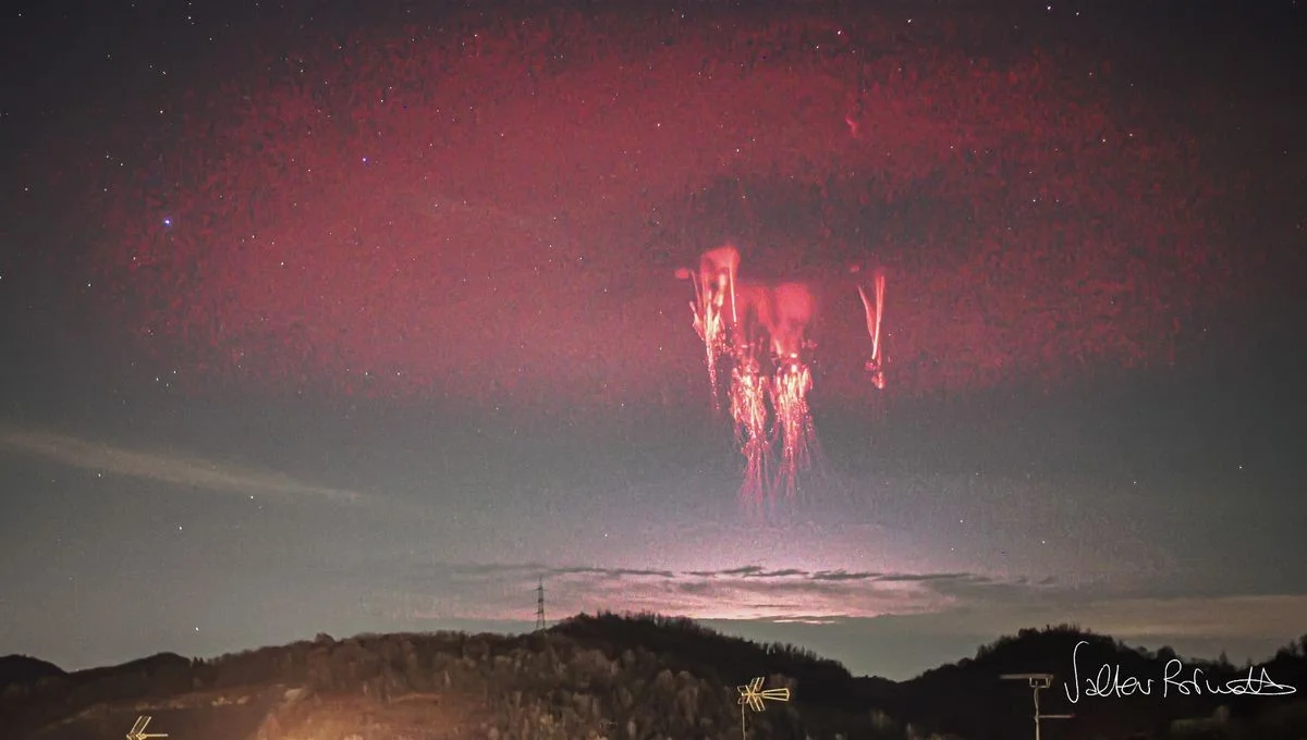 Unglaubliches Foto zeigt seltene Sprite und ELVE, die gleichzeitig den Himmel erhellen