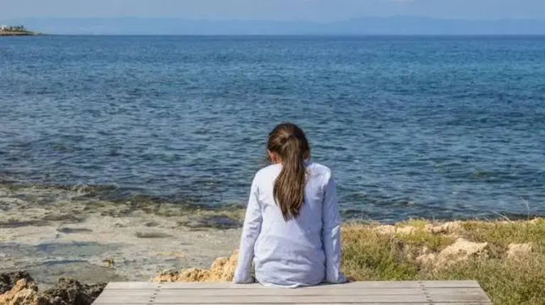 Warum es schwieriger wird zu sprechen, wenn man einmal in Stille verharrt